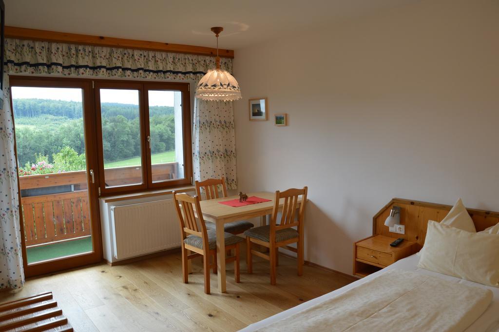 Biobauernhof Wolf-Hof Apartment Pressbaum Room photo